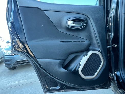 Used 2016 Jeep Renegade Latitude w/ Popular Equipment Group image 19