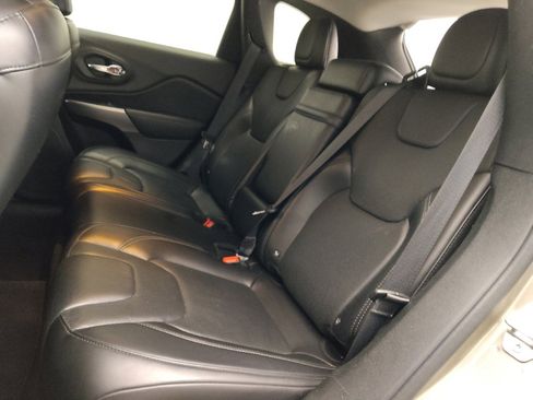 Used 2019 Jeep Cherokee Limited FWD image 18