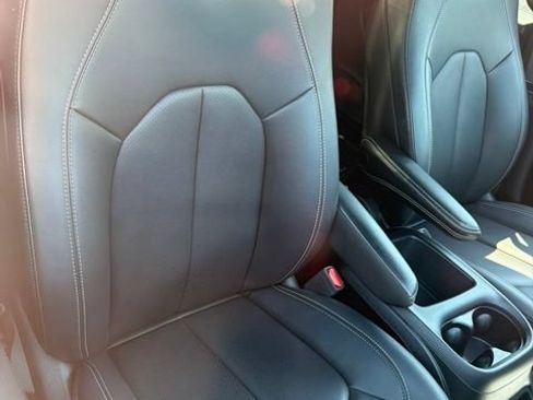 Used 2025 Chrysler Pacifica Select FWD image 10