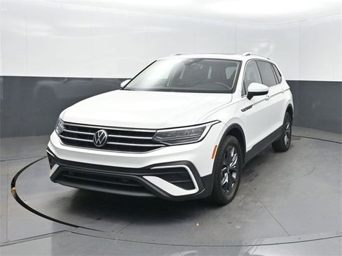 Used 2022 Volkswagen Tiguan SE image 1