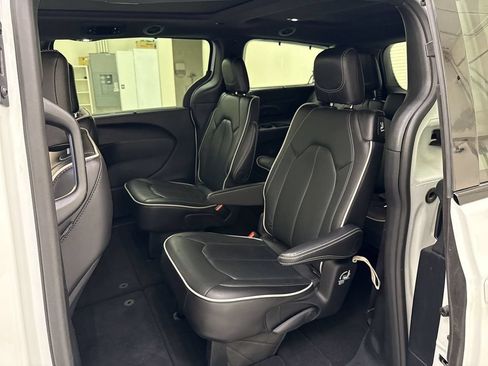 Used 2025 Chrysler Pacifica Limited FWD image 15