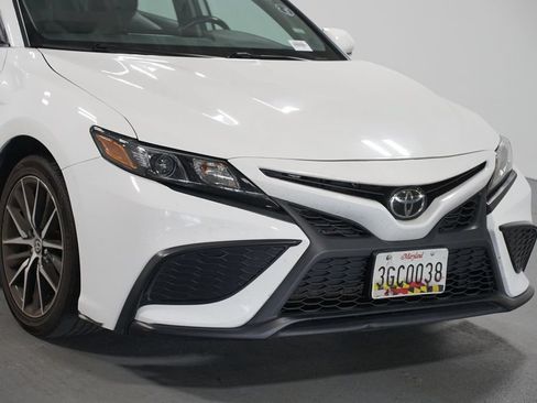 Used 2024 Toyota Camry SE FWD image 4