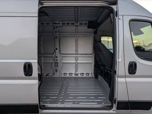 Used 2024 RAM ProMaster 2500 w/ Premium Convenience Group FWD image 18