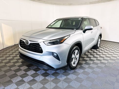 Used 2023 Toyota Highlander LE image 7