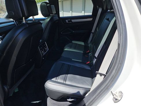 Certified 2022 Porsche Cayenne Platinum Edition AWD/4WD image 40