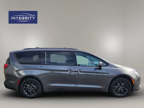 Used 2020 Chrysler Pacifica Limited w/ S Appearance Package FWD image 2