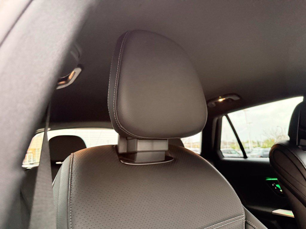 Used 2025 Mercedes-Benz GLC 300 4MATIC w/ Driver Assistance Package image 14
