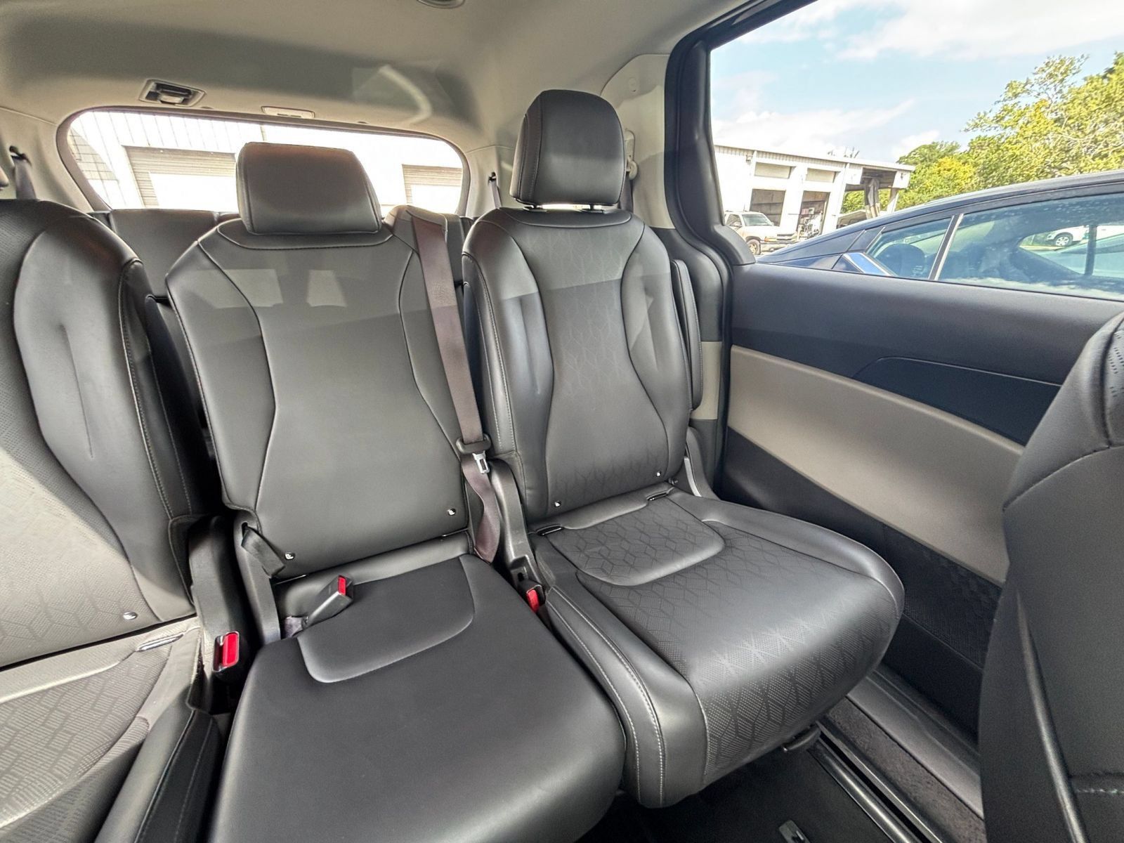 Used 2026 Kia Carnival FWD image 39