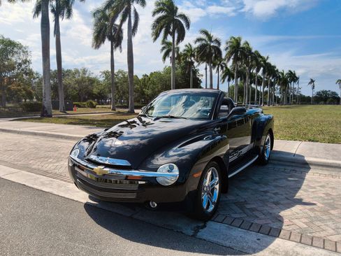 Used 2006 Chevrolet SSR w/ Preferred Equipment Group RWD image 3
