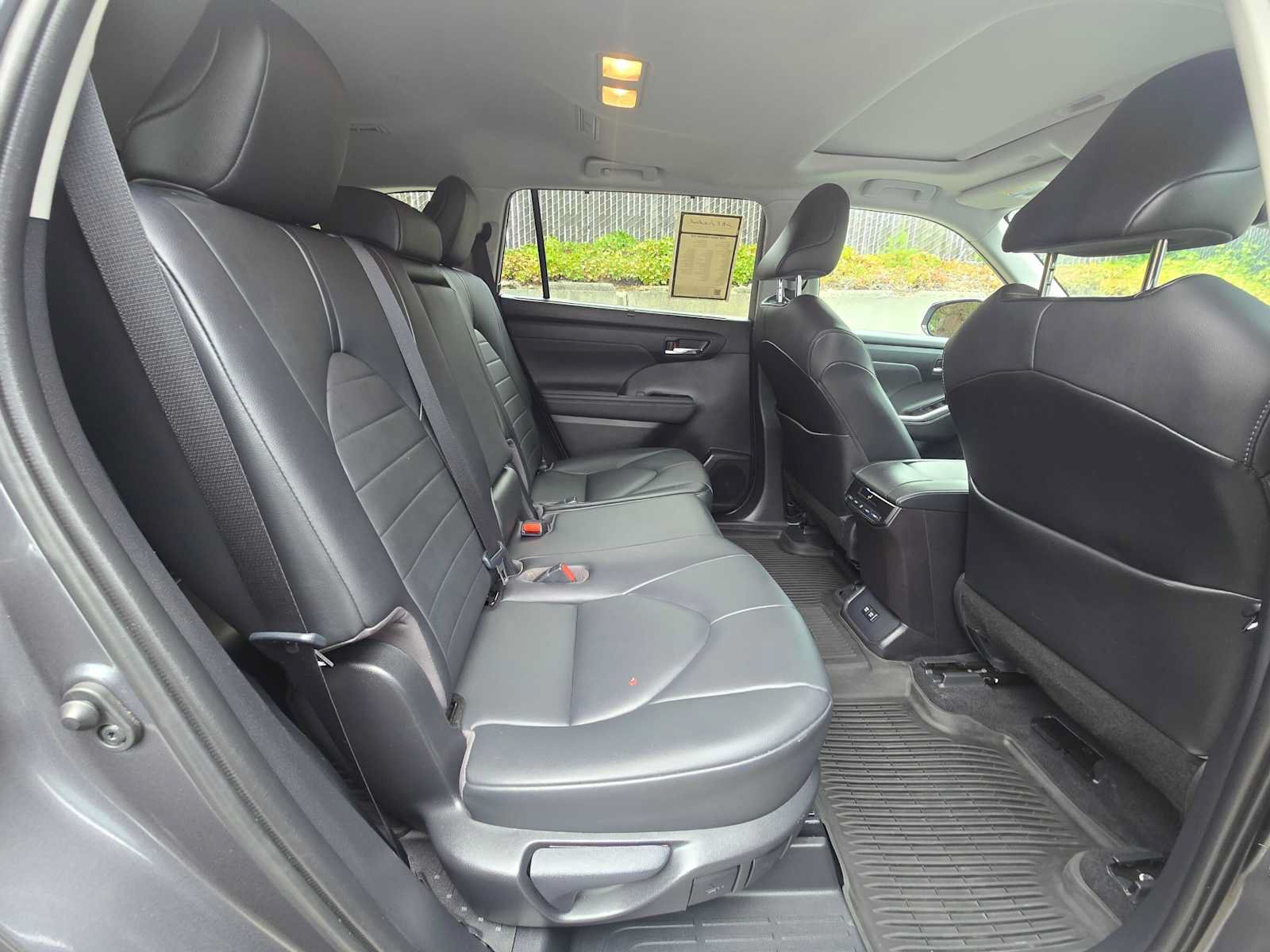 Used 2020 Toyota Highlander XLE AWD/4WD image 12