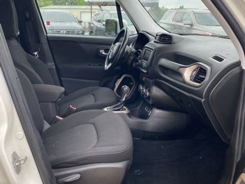 Used 2016 Jeep Renegade Latitude FWD image 11