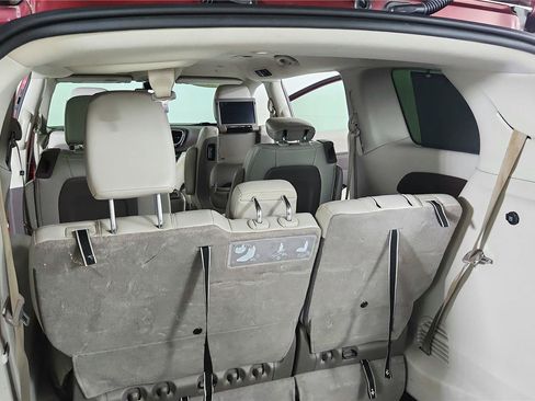 Used 2021 Chrysler Pacifica Touring-L w/ Uconnect Theater Family Group FWD image 18