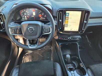 Used 2022 Volvo XC40 T5 R-Design w/ Advanced Package