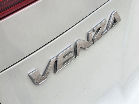 Used 2023 Toyota Venza XLE AWD/4WD image 10