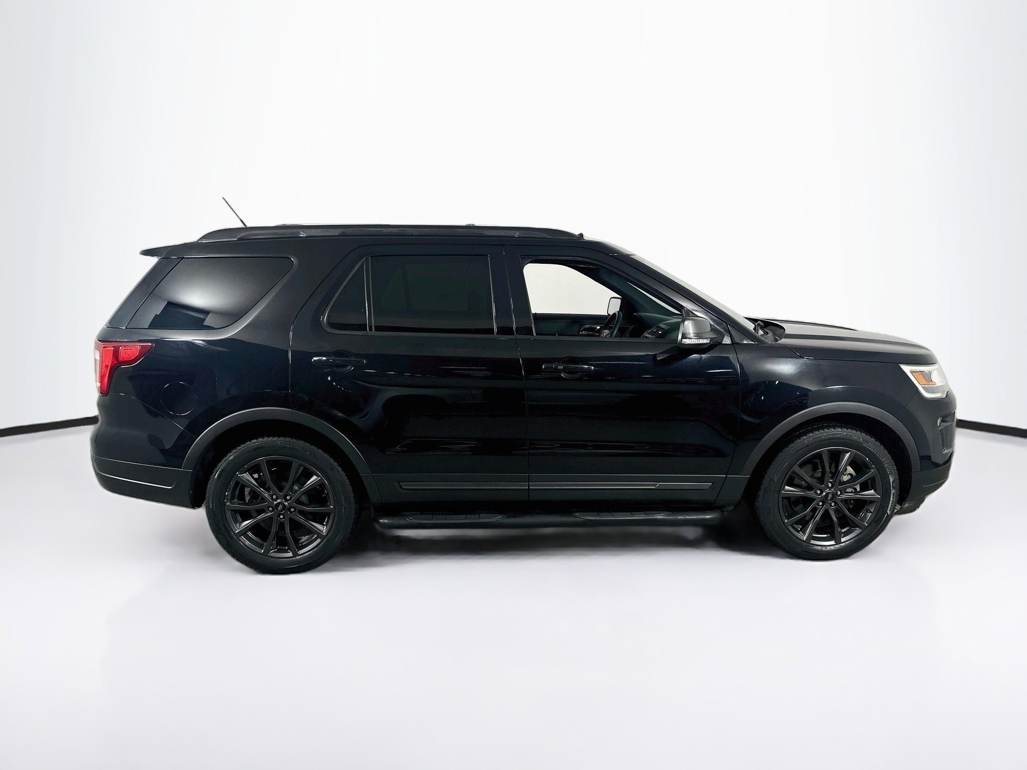 Used 2018 Ford Explorer XLT w/ Equipment Group 202A FWD image 4