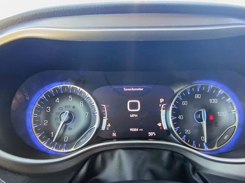 Used 2023 Chrysler Pacifica Touring-L image 24