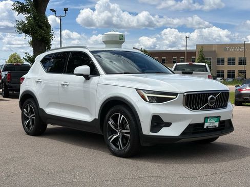 Used 2023 Volvo XC40 B5 Plus AWD/4WD image 2