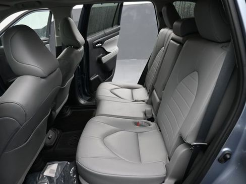 Used 2023 Toyota Highlander XLE AWD/4WD image 14