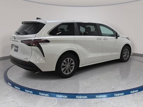 Used 2024 Toyota Sienna XLE FWD image 5
