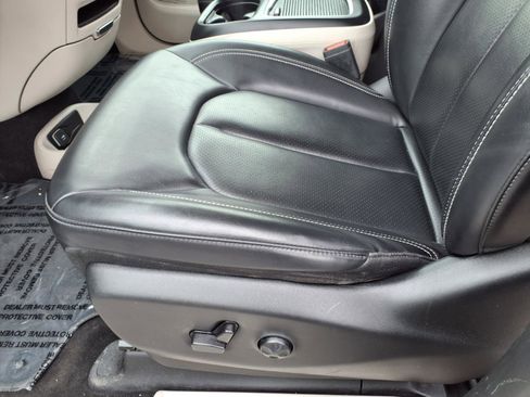 Used 2023 Chrysler Pacifica Touring-L FWD image 23