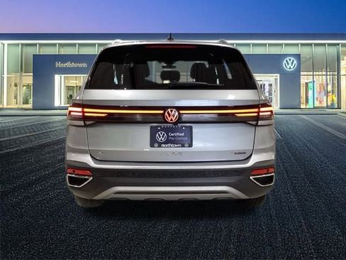 Certified 2025 Volkswagen Taos SE w/ Panoramic Sunroof Package image 25