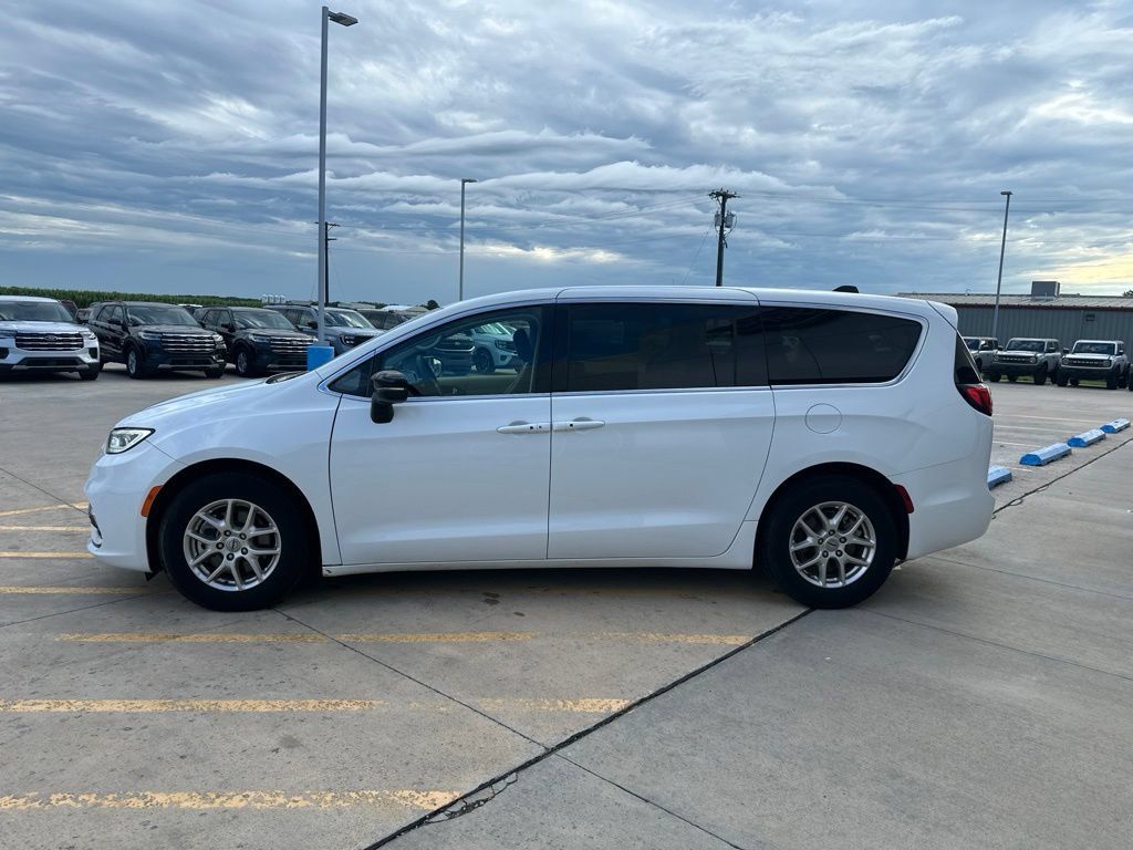 Used 2024 Chrysler Pacifica Touring-L FWD image 4