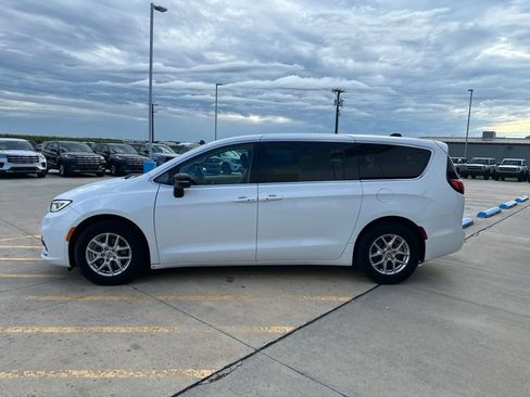 Used 2024 Chrysler Pacifica Touring-L FWD image 4