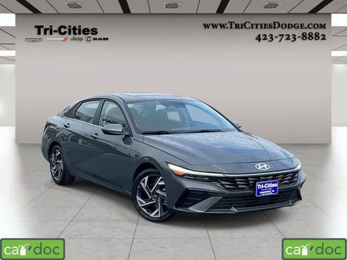 Used 2025 Hyundai Elantra SEL FWD image 1