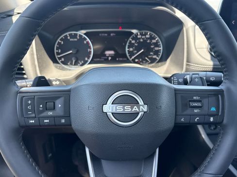 Used 2025 Nissan Rogue SV w/ SV Premium Package FWD image 25
