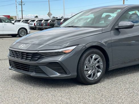 Used 2024 Hyundai Elantra SEL FWD image 10
