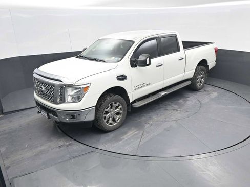 Used 2018 Nissan Titan SV w/ SV Convenience Package image 30