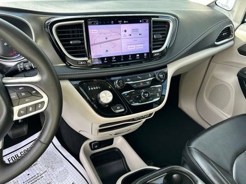 Used 2024 Chrysler Pacifica Limited FWD image 18