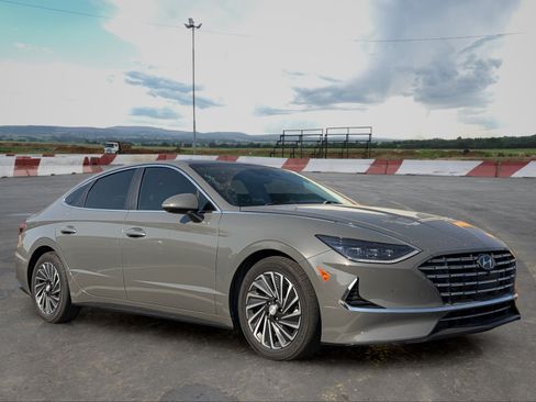 Used 2021 Hyundai Sonata Limited FWD image 2