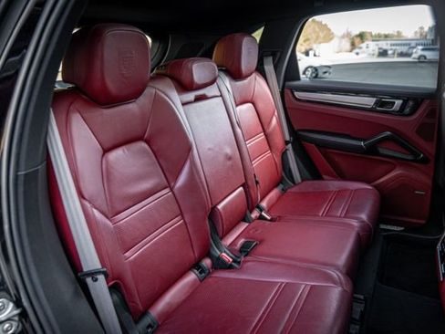Used 2022 Porsche Cayenne Platinum Edition image 40