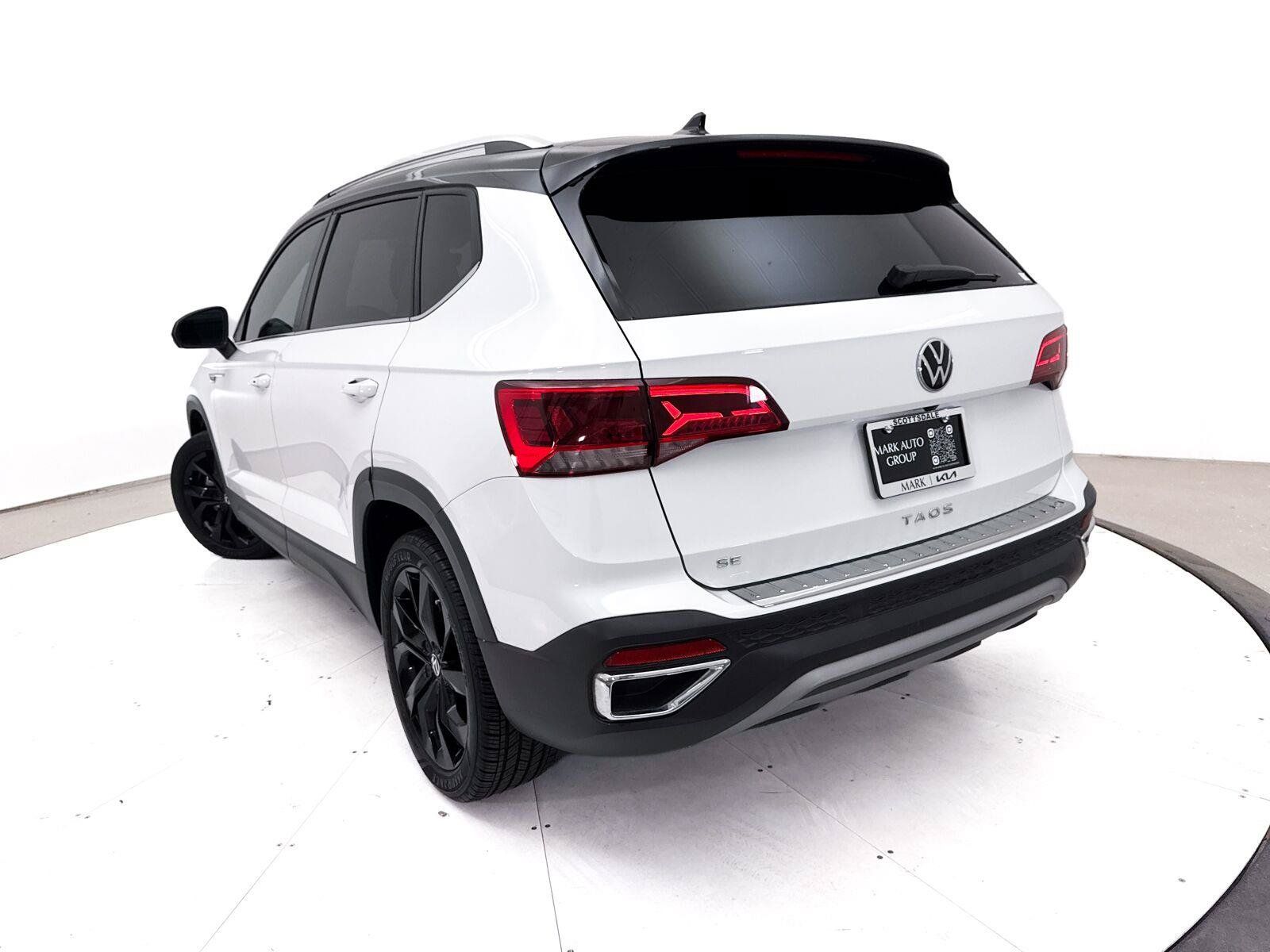 Used 2023 Volkswagen Taos SE w/ Panoramic Sunroof Package FWD image 7