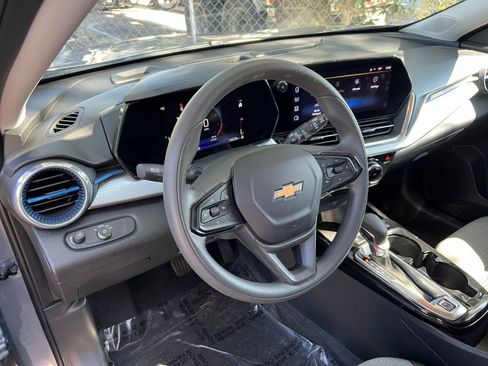 Used 2025 Chevrolet Trax LT image 29