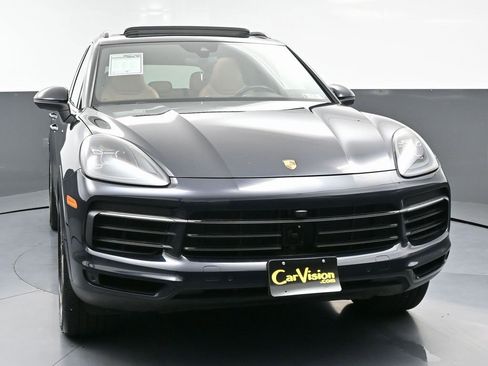 Used 2023 Porsche Cayenne Platinum Edition image 3