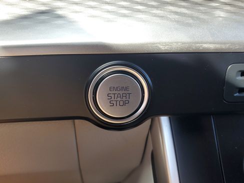 Used 2022 Kia Carnival LX image 27