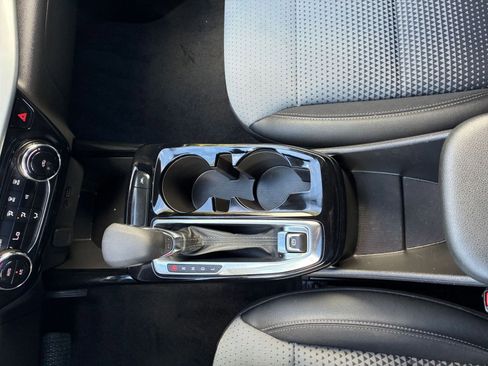 Used 2025 Chevrolet Trax LT image 40