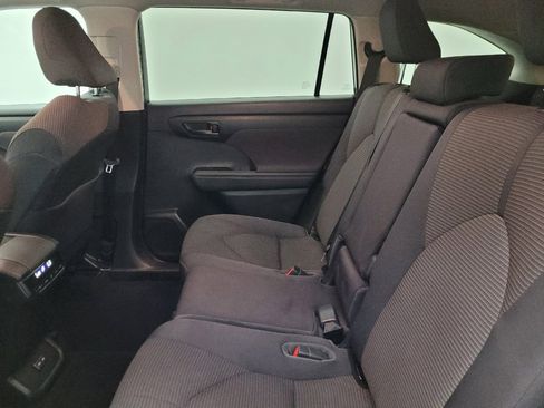 Used 2022 Toyota Highlander LE FWD image 18