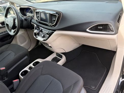 Used 2023 Chrysler Voyager LX image 13