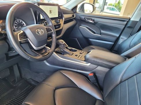 Used 2023 Toyota Highlander XLE AWD/4WD image 12
