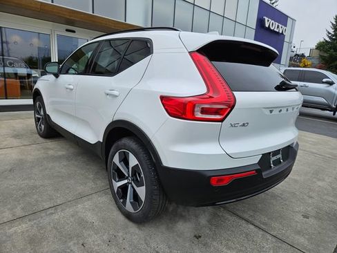Used 2025 Volvo XC40 B5 Plus AWD/4WD image 7
