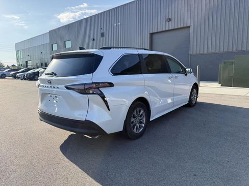 Used 2025 Toyota Sienna LE FWD image 3