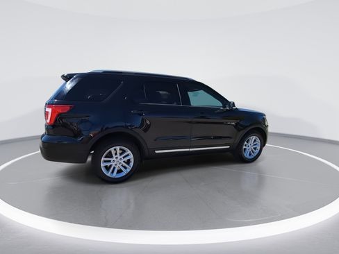 Used 2017 Ford Explorer XLT image 8