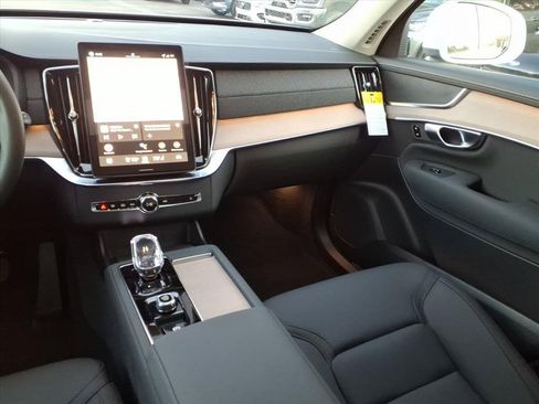 New 2026 Volvo XC90 B6 Plus w/ Protection Package Premier AWD/4WD image 15
