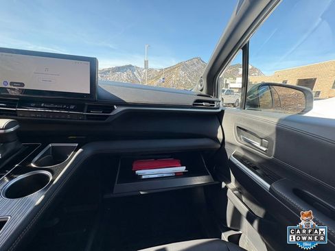 Used 2025 Toyota Sienna XLE Woodland Edition image 21