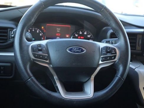 Used 2023 Ford Explorer XLT image 10