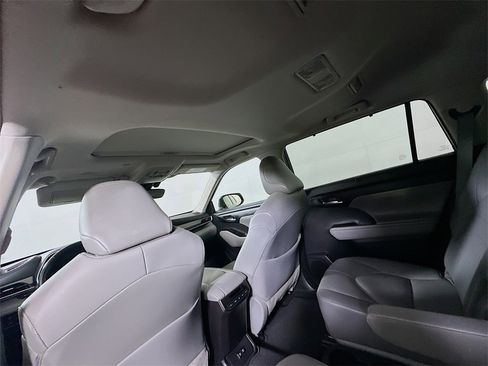Used 2021 Toyota Highlander XLE image 13