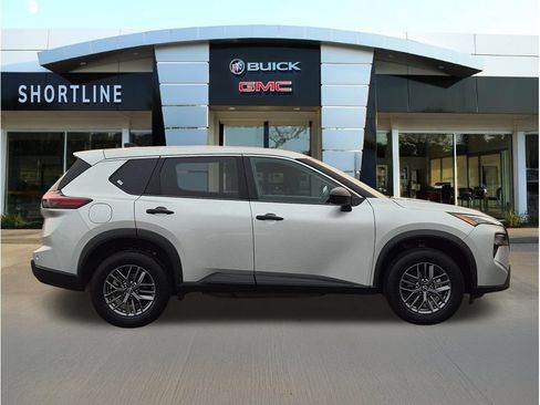 Used 2024 Nissan Rogue S AWD/4WD image 2